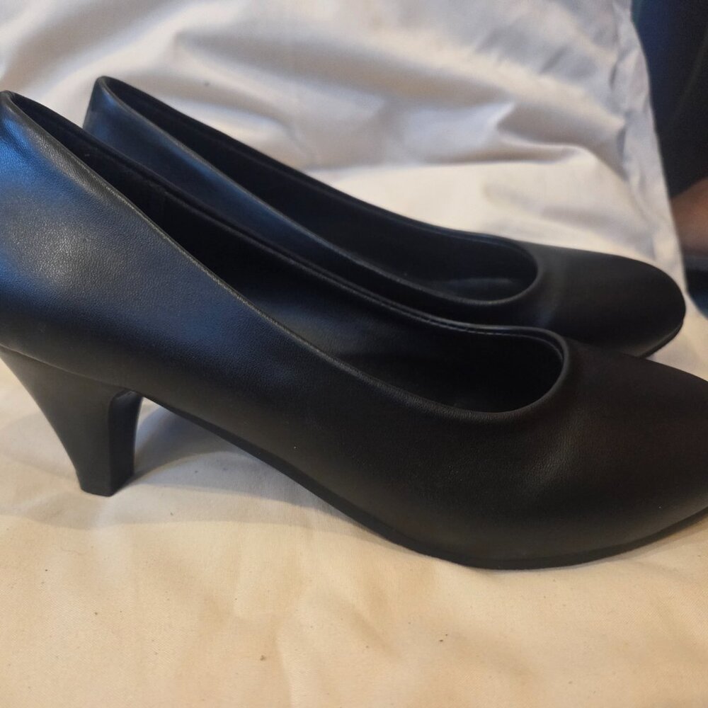 Black Court Shoes. - Picture 4 of 8